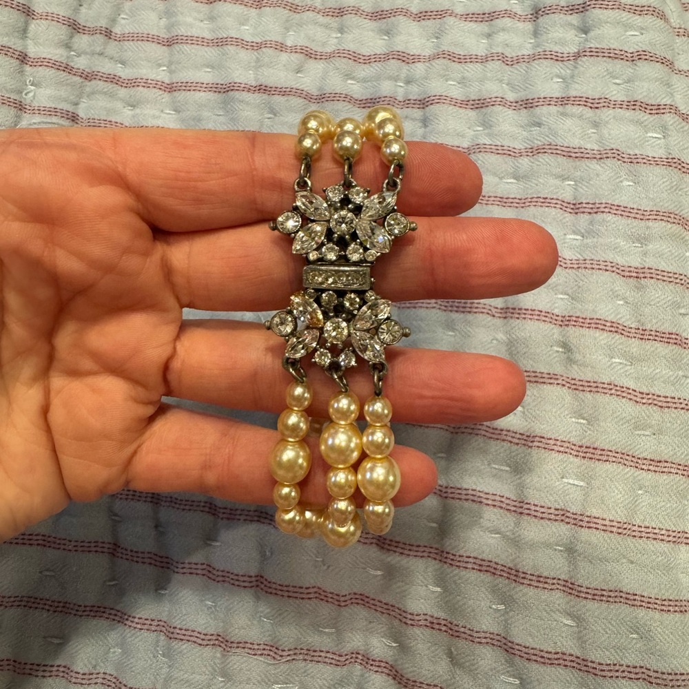 Elegant Pearl and Silver Bracelet